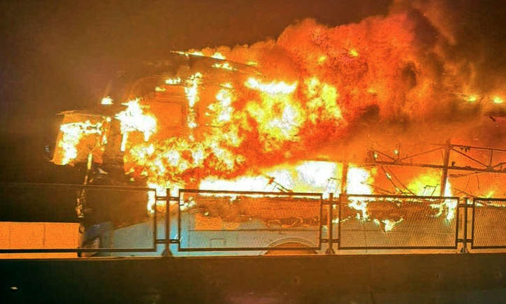 Xe giường nằm cháy rụi trên cao tốc, nam sinh lớp 12 tử vong